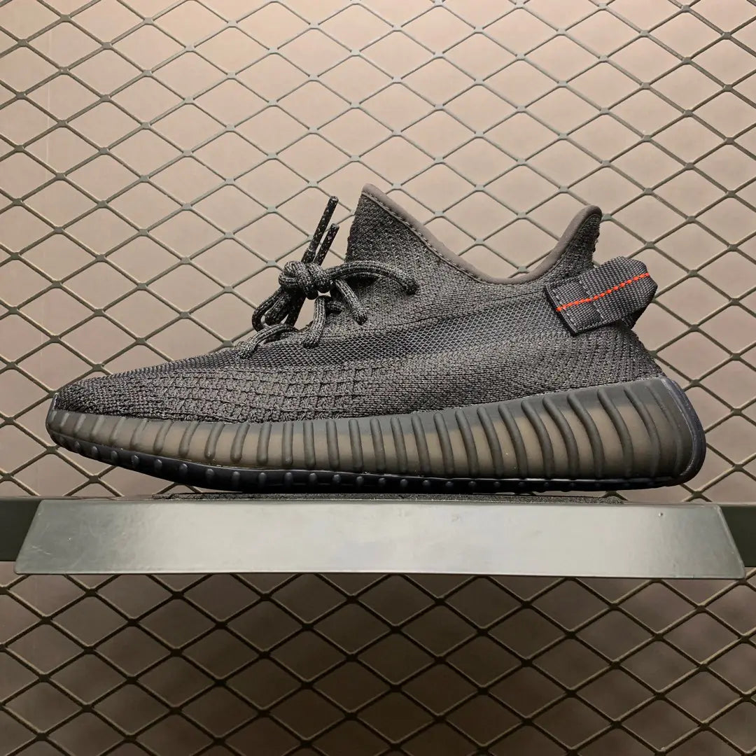 Yeezy 350 V2 Zapatillas Negras y Blancas con Estrella